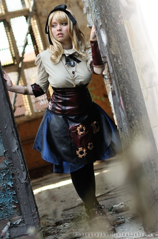 Alice open the door to Steampunk Wonderland by *Chibi-MeNanA on deviantART