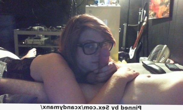 amateur webcam hottie rubs cock on her face